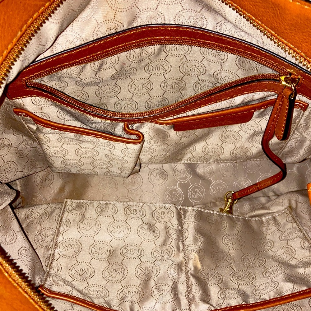 Michael Kors authentic bag adorned with classic logo Gold studs and purse charm - Picture 9 of 13